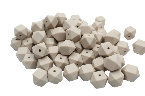 Brin de perles de lave hexagonales, galvanisées en couleur, 6,5x7,5x4 mm,  perçage : 1,2 mm, longueur environ 40 cm ( environ 100 perles)